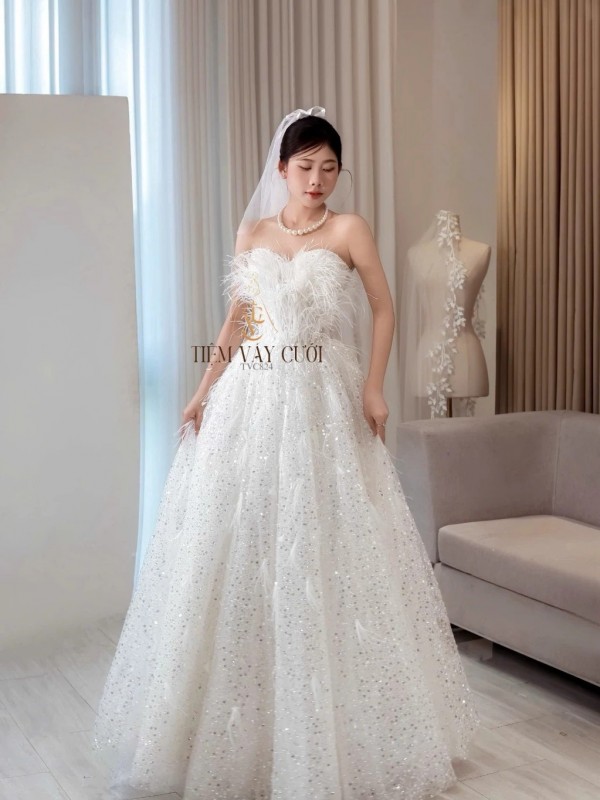 TVC824 Váy Cưới Đi Bàn, Đầm Cưới Dáng Xuông, Cúp Ngực Lông Vũ, Hoa 3D