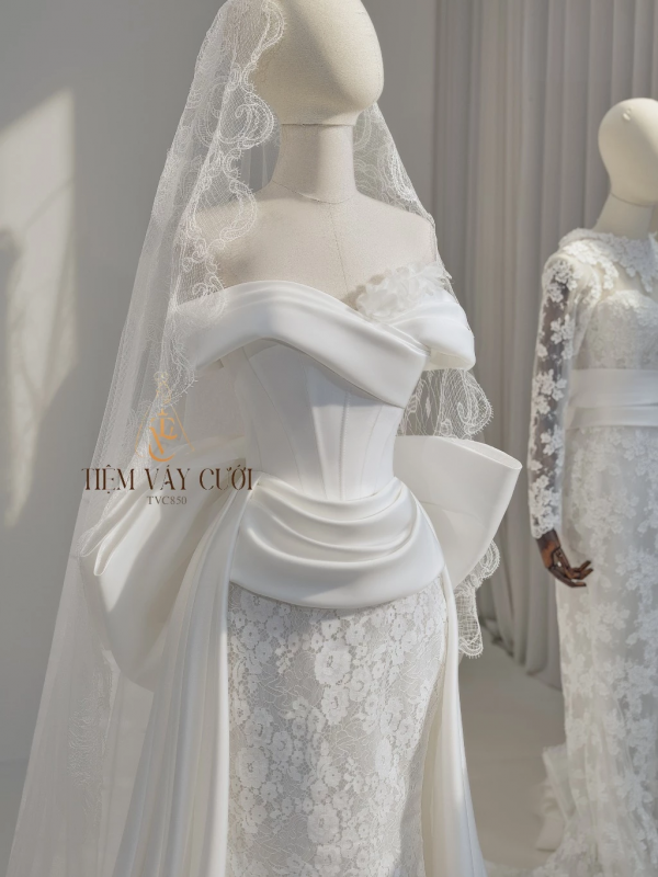 TVC850 Váy Cưới Đi Bàn, Váy Cưới Cô Dâu, Đầm Cưới Đuôi Cá, Bệt Vai Ngang, Xếp Ly, Tà Kèm Nơ Rời
